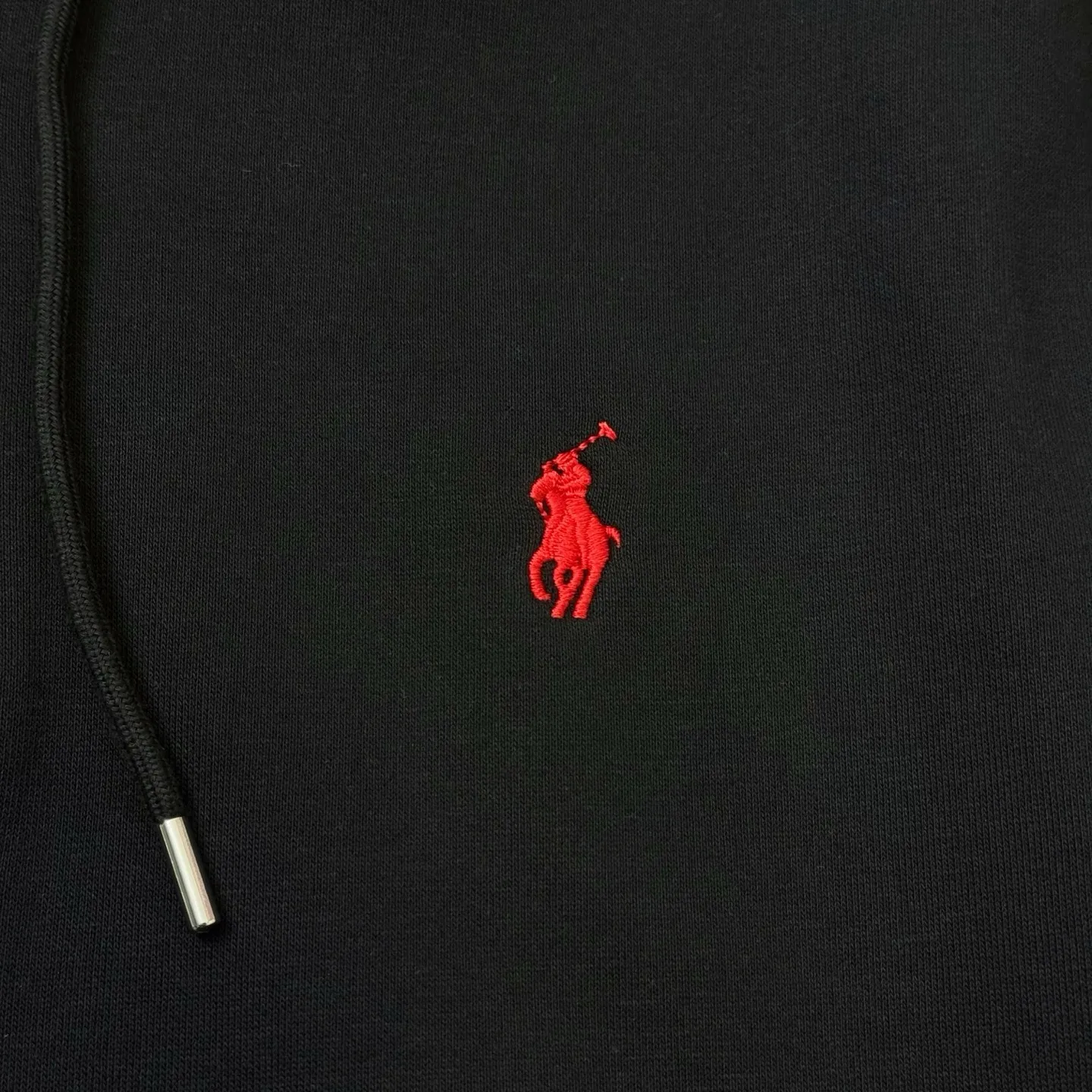 P250 Ralph small label embroidered hooded jacket, the same style at Ralph Lauren counters. It is made of high-gram composite fabric with hemmed strips. It has a very textured handle. It is three-dimensional and atmospheric. It is easy to wear in autumn and winter. It is simple and elegant. It adopts the os version. The upper body effect is very good. It is suitable for all body types. Soft and comfortable. Craftsmanship imported custom zippers➕Hardware and accessories are complete. The embroidery is full and three-dimensional. Perfect restoration of zp 2:1. Same style for men and women. Versatile and easy to wear. Size s m l xl color black navy